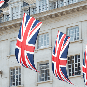 Quattro bandiere del Regno Unito appese a un filo tra palazzi