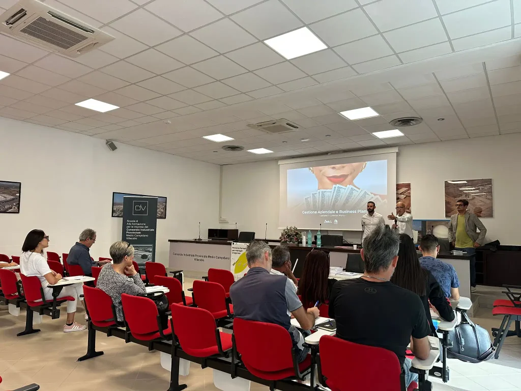 Il rappresentante commerciale di Sosor, Franco Sabatini, parla al pubblico nella sala convegni del Consorzio Industriale di Villacidro