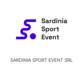 Logo Sardinia Sport Event, linea viola che forma tre s, scritta nera grassetta Sardinia Sport Event. In basso, scritta Sardinia Sport Event srl nera sottile.